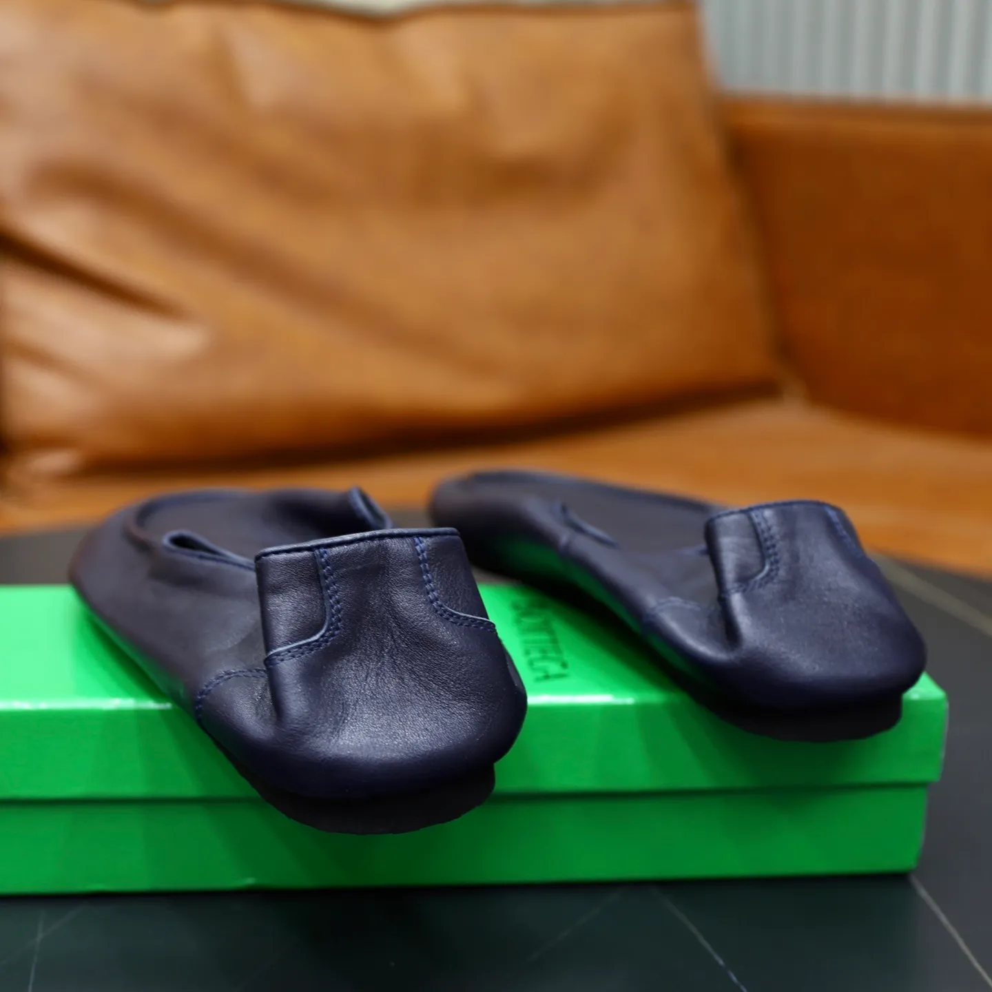 Ex-factory price: 462💰Calf lining【Bottega Veneta】BV classic men's wallet shoes. It is super convenient to carry when traveling. 👍It is made of imported soft calfskin, which is comfortable on the feet and has a luxurious cowhide lining inside. Original original rubber wear-resistant outsole. Matching code: 39-45